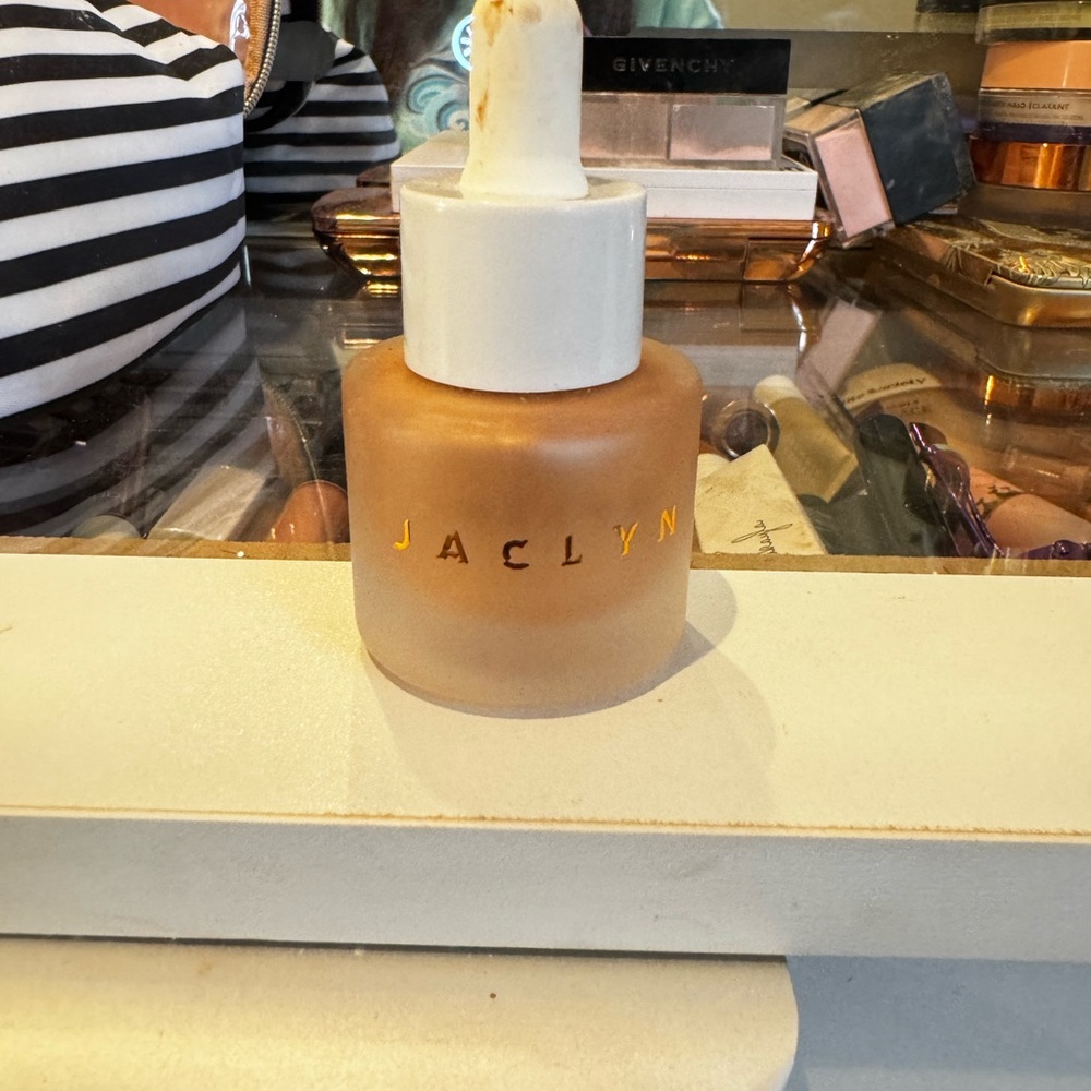 Jaclyn cosmetics liquid highlighter
